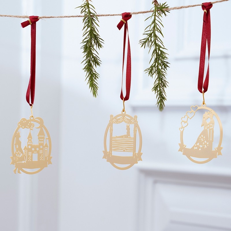 4  forgyldte ophæng med "Prinsessen på ærten".